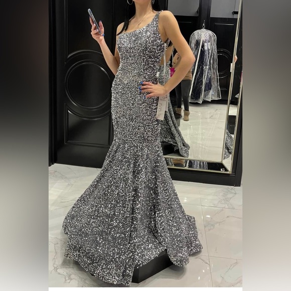 Beautiful gown for wedding, prom, black tie event. - Picture 1 of 2